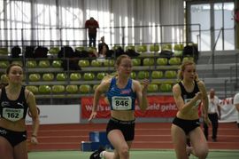 Pauline Zoll (blaues Trikot) vom VfL Sindelfingen, stellte mit einer Bestzeit von 12,02 Sekunden einen neuen U18-Vereinsrekord über die 100 Meter auf.