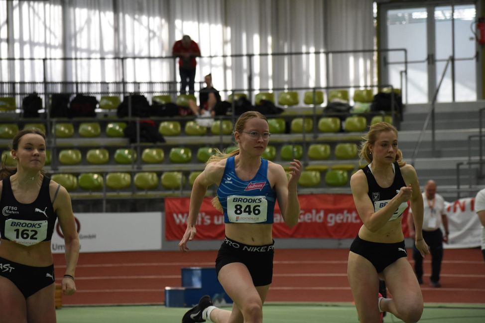 Pauline Zoll (blaues Trikot) vom VfL Sindelfingen, stellte mit einer Bestzeit von 12,02 Sekunden einen neuen U18-Vereinsrekord über die 100 Meter auf.