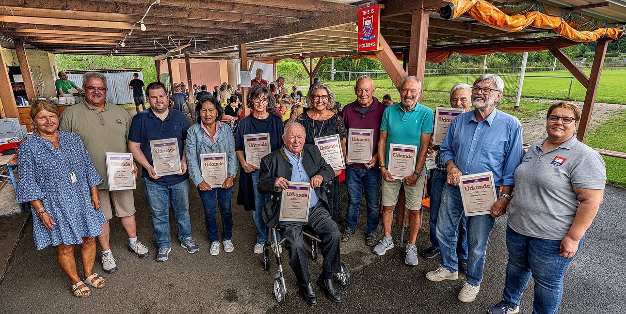 Ehrungen für langjährige Mitgliedschaft im TSV Grafenau beim Sommerfest auf dem Holzberg in Dätzingen. Von links: Vorstand Öffentlichkeitsarbeit Martina Exner-Judd, Axel Lauser (40 Jahre dabei), Thomas Kornberger (25 Jahre), Linda Schöttle (40), Carola Laute-Zipperle (40), Karl Harer (70), Andrea Trubrig-Kienle (40), Hans Mayer (60), Gerhard Weiß (60), für Kathrin Heske (25) nahm ihr Mann Reinhold die Urkunde in Empfang und Ottma Dauven (40).