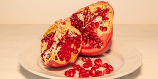 Granatapfel, ein leckerer Hingucker im Salat.