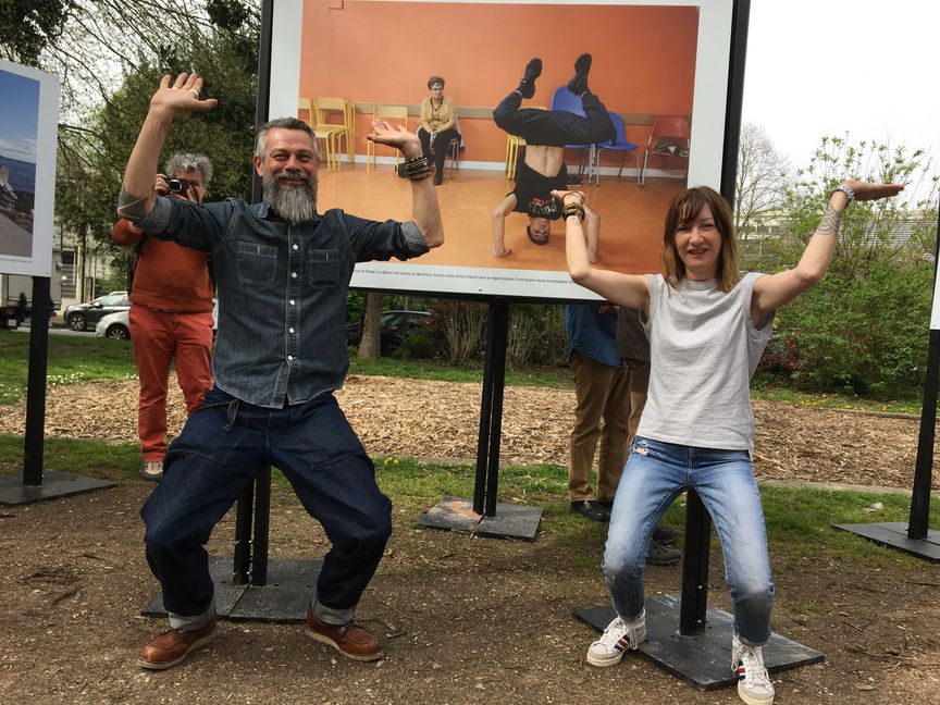 Das Duo, das seit 2013 das Foto-Festival „L‘Œil Urbain“ in der Sindelfinger Partnerstadt organisiert: links Lionel Antoni, rechts seine Frau Elisabeth Hébert, die seit 2020 für die Öffentlichkeitsarbeit von Bürgermeister Bruno Piriou verantwortlich zeichnet.