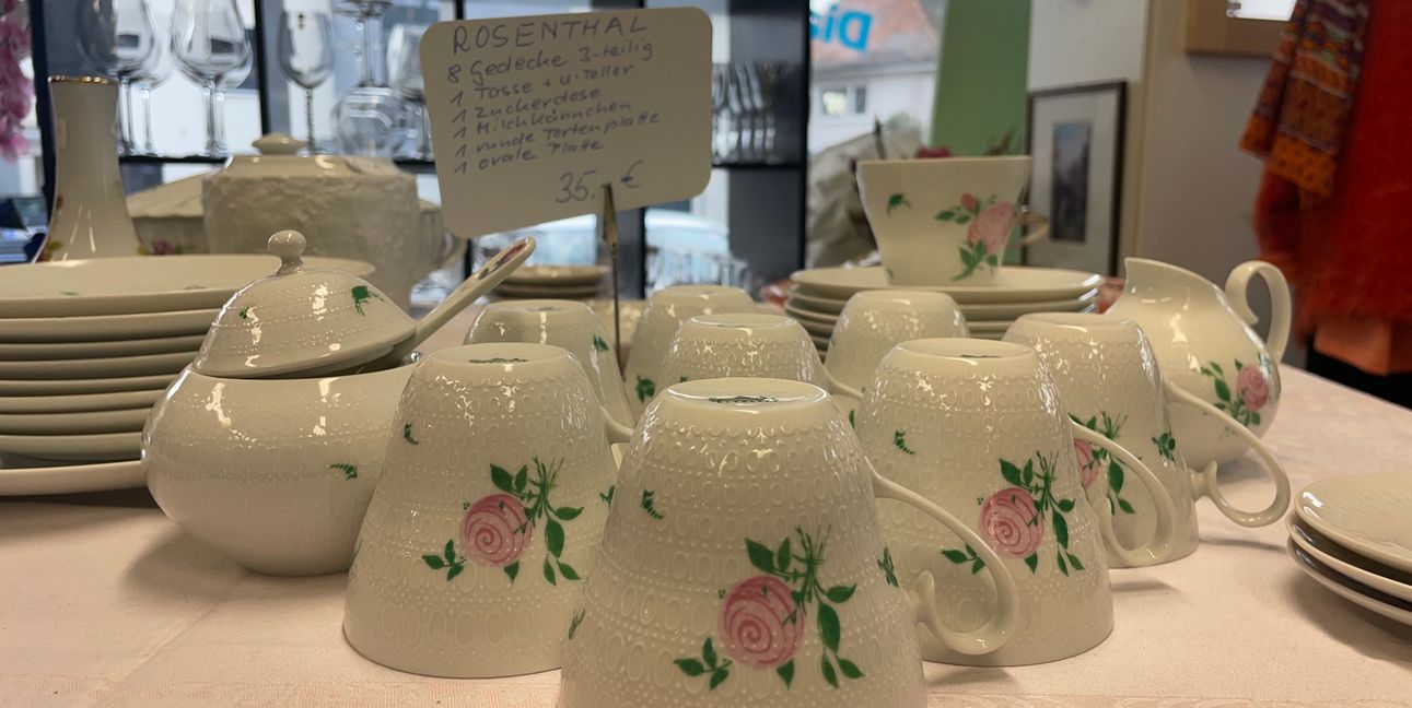 Im Diakonieladen wird auch hochwertiges Porzellangeschirr abgegeben, das dann etwas teurer als die restliche Ware ist.
