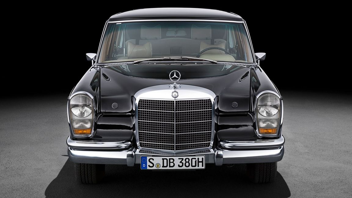 Das historische Portfolio umfasst zahlreiche Modelle, wie den legendären Mercedes-Benz 600 Pullman, der von 1963 bis 1981 gebaut wurde.
