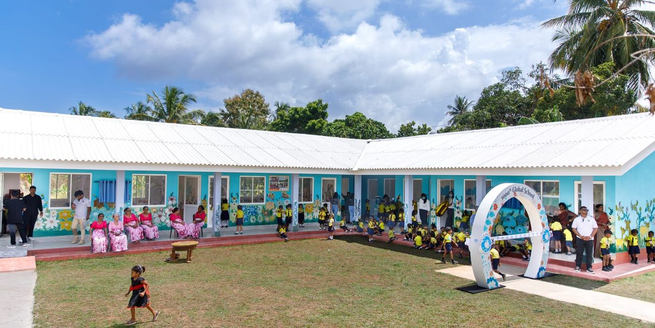 Das neue Schulgebäude bietet Kindern eine moderne Lernumgebung.