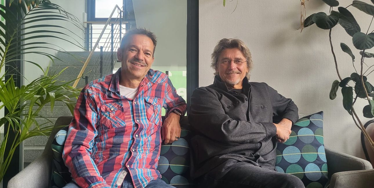 Bernd Oettinger (links) und Rainer Leddin setzten sich dafür ein, dass Bildung auch in strukturschwächeren Ländern möglich ist und langfristig Wirkung zeigt.