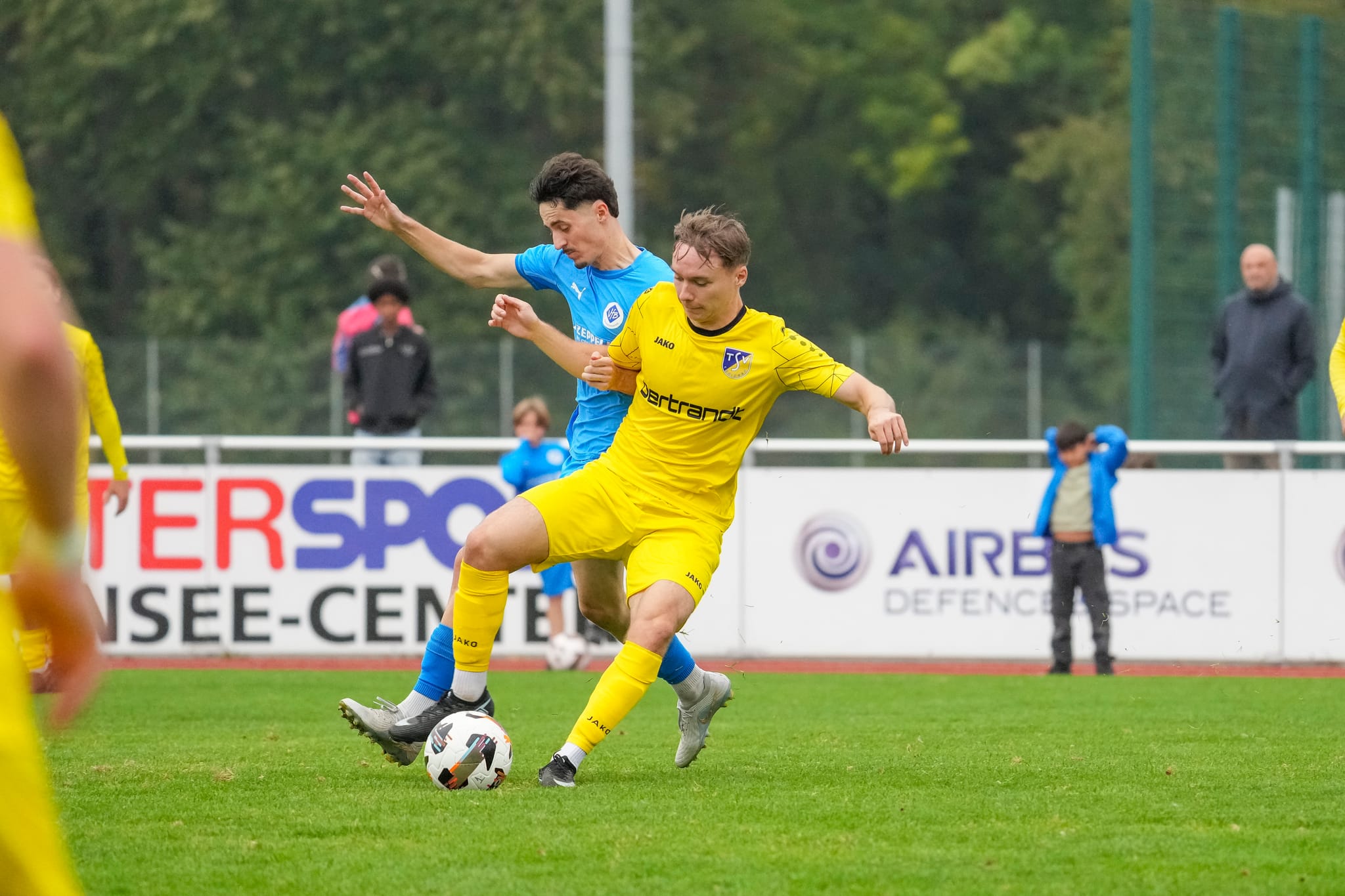 Sebastian Oehme (rechts) und der TSV kamen am Bodensee nicht über ein 1:1 hinaus.