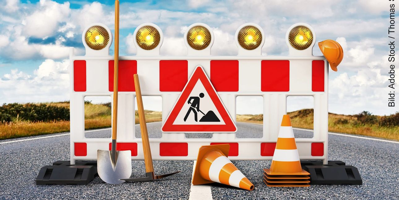 Entlang der Straße besreht Gefahr durch Astbruch.