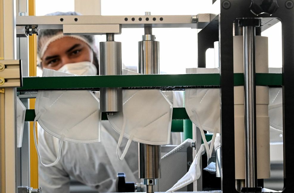 Etliche heimische Unternehmen  – vom Textilhersteller bis zum Zulieferer – sind in die Maskenproduktion eingestiegen.