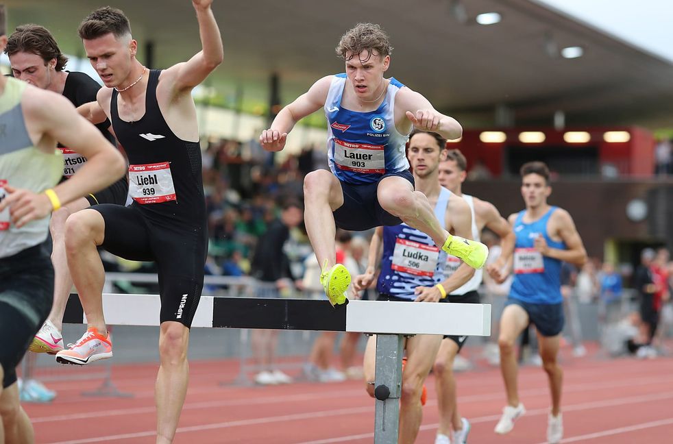 Hier ist höchste Konzentration gefragt: Kurt Lauer, 3000-Meter-Hindernisläufer des VfL Sindelfingen, bei seinem Start im Karlsruher Carl-Kaufmann-Stadion.