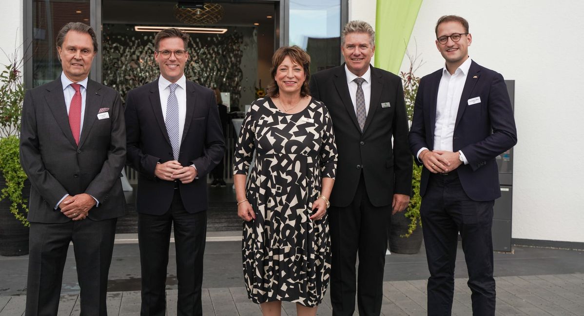 Beim Sommerempfang vom Immobilien Service Bärbel Bahr (von links): Dr. Alexander Sommer, Manuel Hagel, Bärbel Falkenberg-Bahr, Claus Falkenberg und Dr. Matthias Miller.