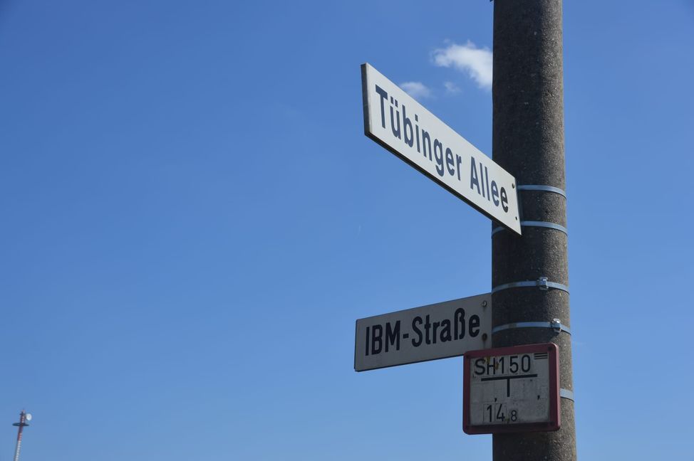 Von der Tübinger Allee gelangt man in die IBM-Straße.