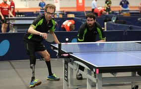 Das kann nur der Sport: Es zählen der Ball und der nächste Punkt, nicht Herkunft oder Handicap.