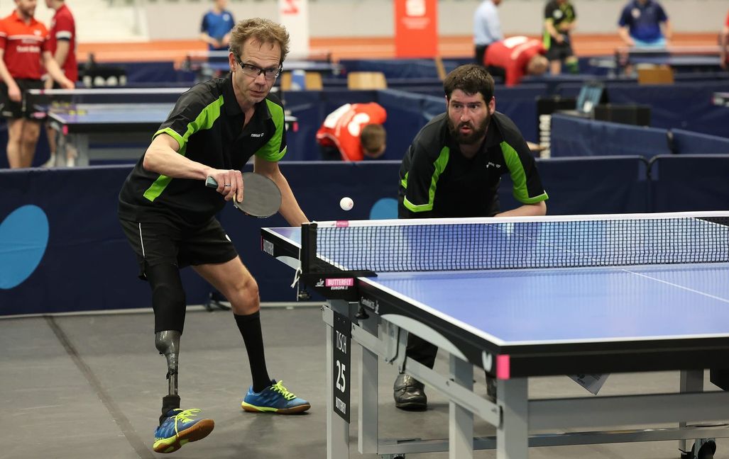 Das kann nur der Sport: Es zählen der Ball und der nächste Punkt, nicht Herkunft oder Handicap.