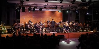 Die Stadtkapelle Böblingen unter Leitung von Daniel Wolkober beim Jahreskonzert in der AEG-Aula.