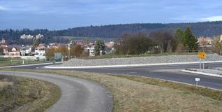 Wildwuchs im Mittelteil des südlichen Kreisverkehrs der Magstadter Südtangente und eine Verkehrsfläche, die einer verbotenen Schotterfläche zum Verwechseln ähnlich sieht.