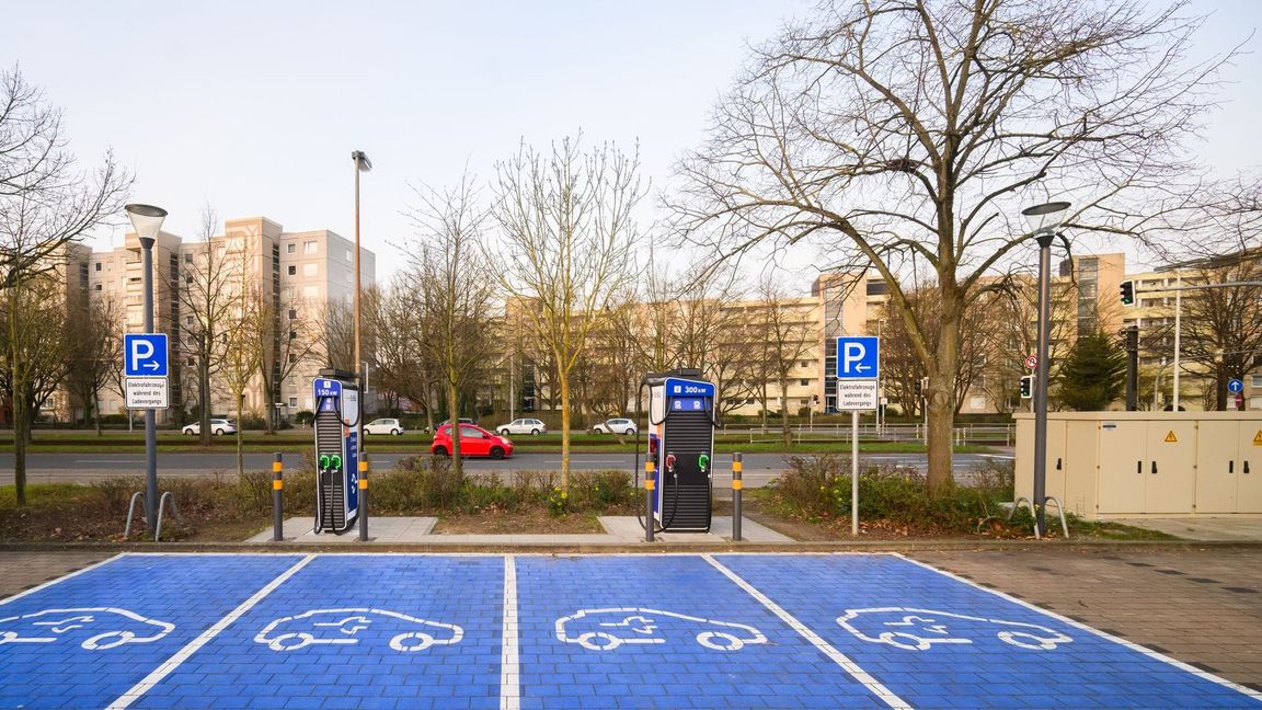 Leere Parkplätze für Elektroautos