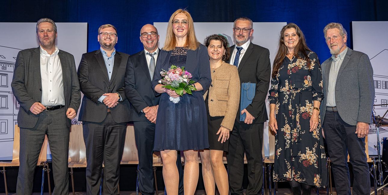 Nach der Verpflichtung inmitten der Fraktionsvorsitzenden des Gemeinderates und der Ortsvorsteher Helena Österle. Von links: Achim Haustein (SPD), Daniel Schmidt (FDP), Thomas Rott (CDU), Bürgermeisterin Helena Österle, Jutta Kühnle (Freie Wähler, Ortsvorsteherin Deufringen), Rudolf Österle, Elke Anders (Grüne) und Ulrich Eisenhardt (Ortsvorsteher Dachtel).