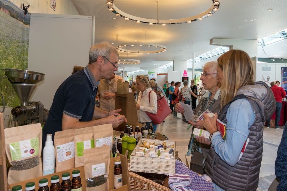 Frisch gepresstes Leinöl von der Hansemühle lockte mit seinem Duft viele Neugierige an: An den Ständen der 60 Aussteller gab es viel Interessantes zu entdecken. Bilder : Nüssle