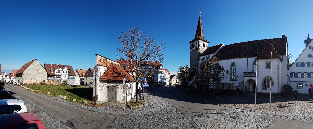 Was hier fehlt, ist ein Gemeindehaus. Das alte konnte nicht stehen gelassen werden, ein neues ist noch nicht da.   Bild:  Evangelische Kirchengemeinde Weil im Schönbuch