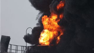Ein durch einen russischen Drohnenangriff verursachtes Feuer wütet in einem ukrainischen Öldepot.