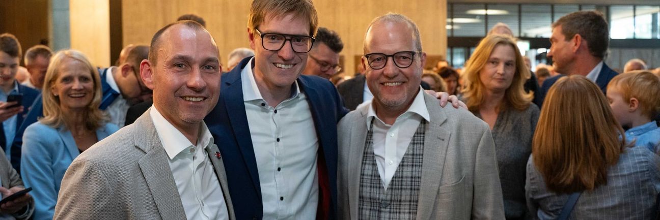 Nette Gäste, schöne Geste: Böblingens Oberbürgermeister Dr. Stefan Belz (links) und Manuel Zimmerer hatten sich vormittags das Jawort gegeben. Markus Kleemann freut sich.