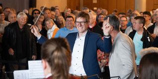 Markus Kleemann schwingt im Rathaus-Foyer zum ersten Mal den Taktstock. Die Stadtkapelle spielt das Stück „Anker gelichtet“.