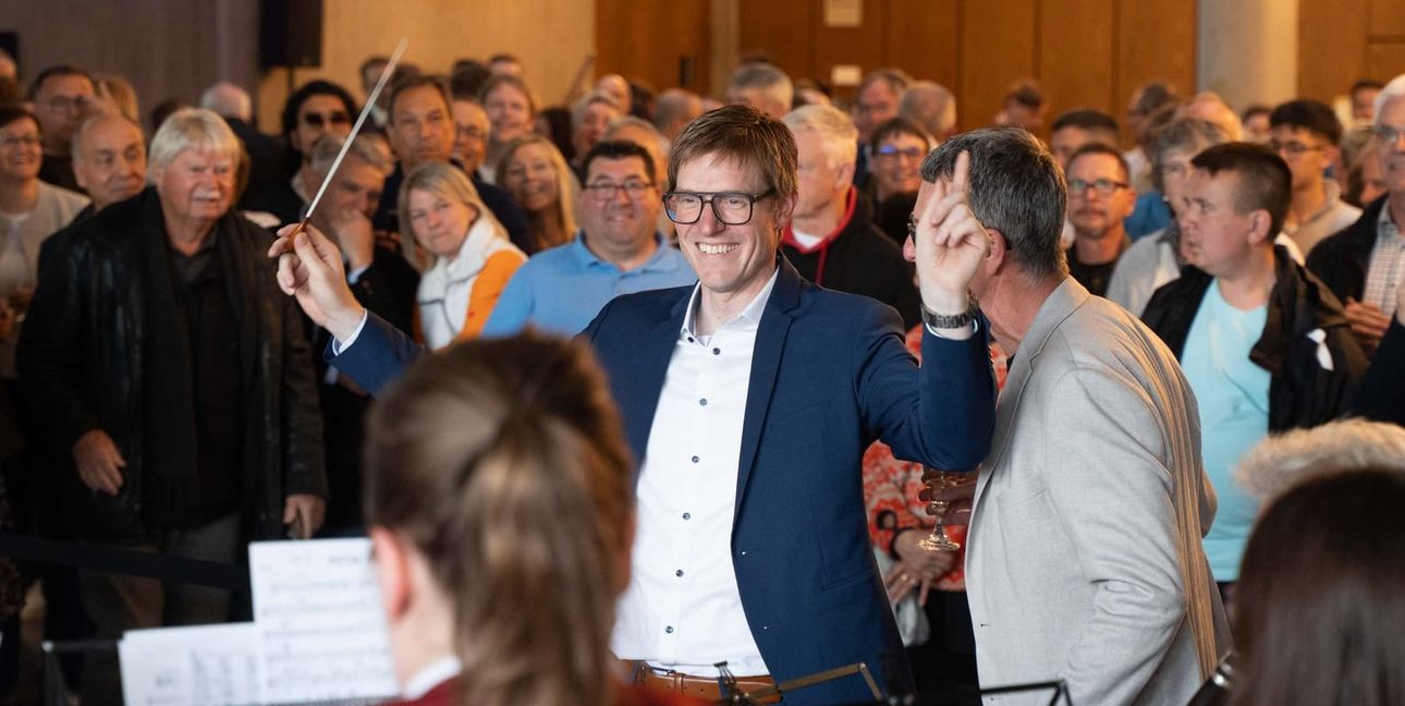 Markus Kleemann schwingt im Rathaus-Foyer zum ersten Mal den Taktstock. Die Stadtkapelle spielt das Stück „Anker gelichtet“.