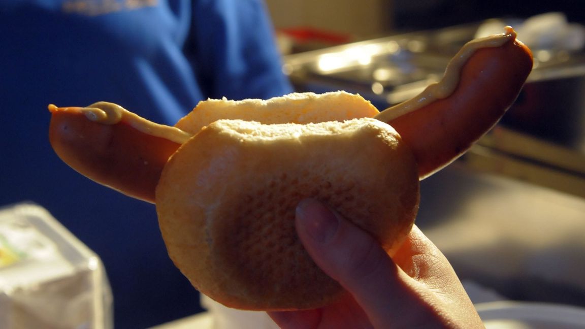 Wegen einer Bockwurst-Bestellung konnte der betrunkene Fahrer gestellt werden. (Symbolbild)