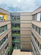 Holz-Hybrid-Bauweise, moderne Klassenzimmer, eine Mensa als multifunktionale Veranstaltungsfläche und ein Schülercafé: Der Neubau des Schulzentrums Stockbrünnele setzt Maßstäbe.