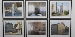 Zum Teil sind die Fotografien thematisch gruppiert gehängt.