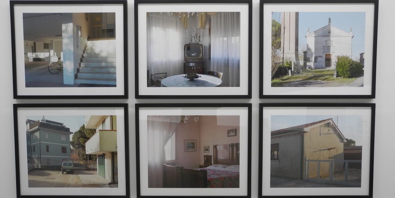 Zum Teil sind die Fotografien thematisch gruppiert gehängt.