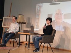 Mattis Buschbeck (links) und Frederick Kovacs sprachen mit Prof. Reinhard Genzel, der online zugeschaltet war.
