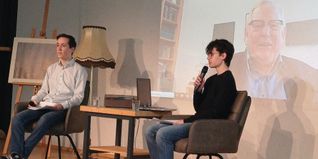 Mattis Buschbeck (links) und Frederick Kovacs sprachen mit Prof. Reinhard Genzel, der online zugeschaltet war.