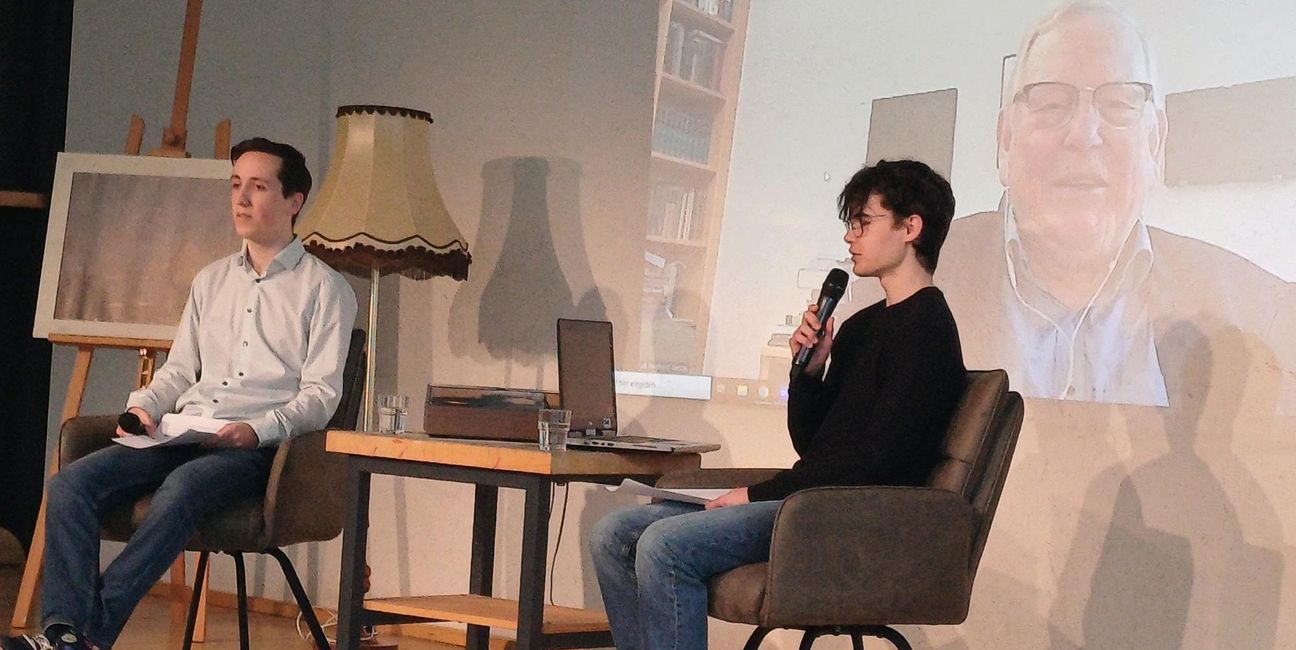 Mattis Buschbeck (links) und Frederick Kovacs sprachen mit Prof. Reinhard Genzel, der online zugeschaltet war.