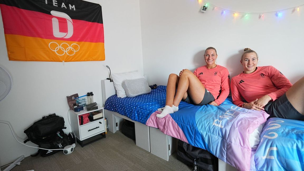 Nicht luxuriös, aber praktisch: die deutschen Handball-Nationalspielerinnen Katharina Filter (rechts) und Jenny Behrend in ihrem Zimmer im olympischen Dorf. Vorab waren mutmaßliche „Anti-Sex-Betten“ ein Thema.