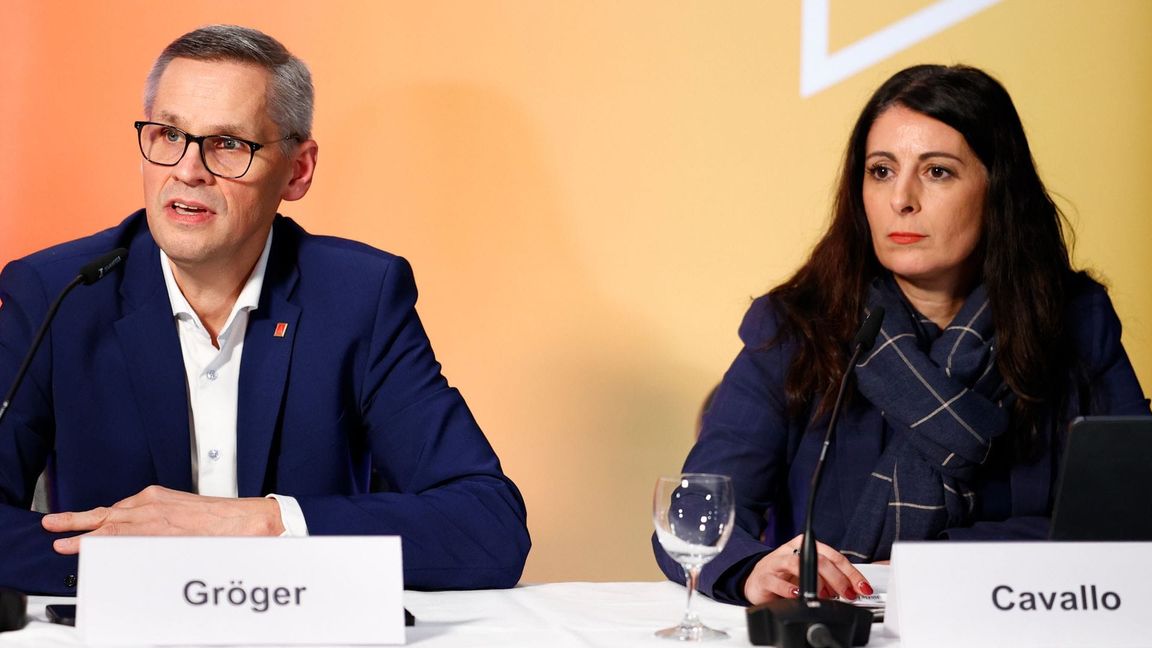 IG-Metall-Verhandlungsführer Thorsten Gröger und Gesamtbetriebsratschefin Daniela Cavallo stellen in Hannover das Ergebnis der Marathonverhandlungen vor – unabhängig vom Auftritt des VW-Managements in Berlin.