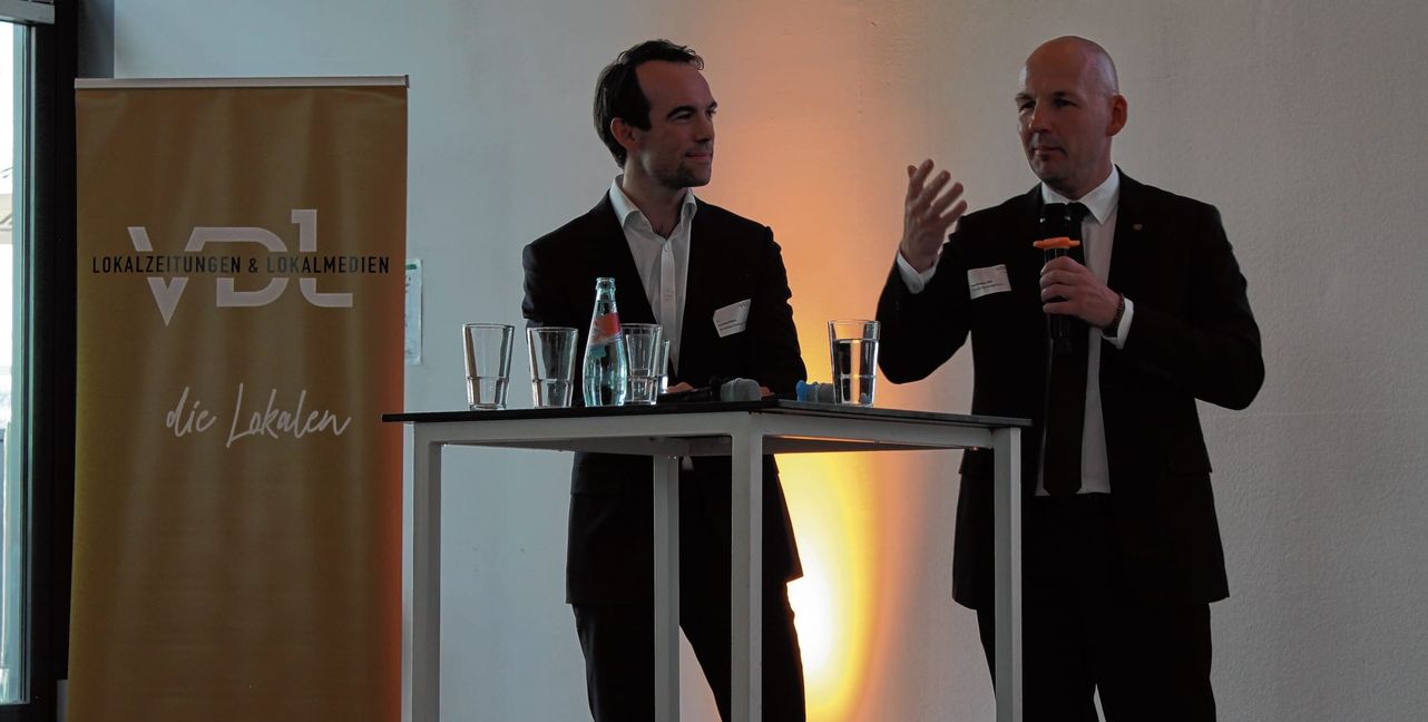 SZ/BZ-Verleger Dr. Christian Röhm (links) im Gespräch mit dem Böblinger Bundestagsabgeordneten Marc Biadacz.Bild: Ralf Röttig