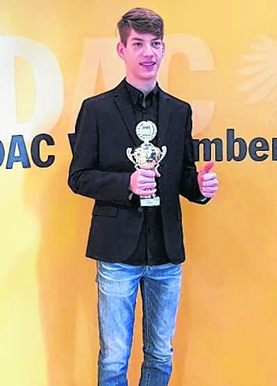 Pokal für einen Maichinger: André Petropoulos bei der Ehrung in Böblingen. Bild: z