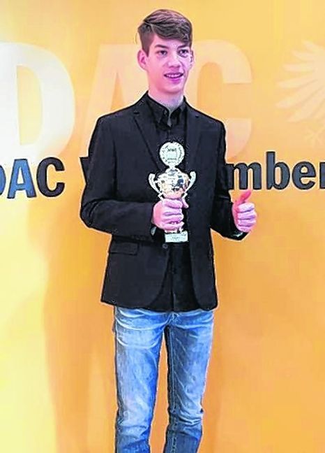 Pokal für einen Maichinger: André Petropoulos bei der Ehrung in Böblingen. Bild: z
