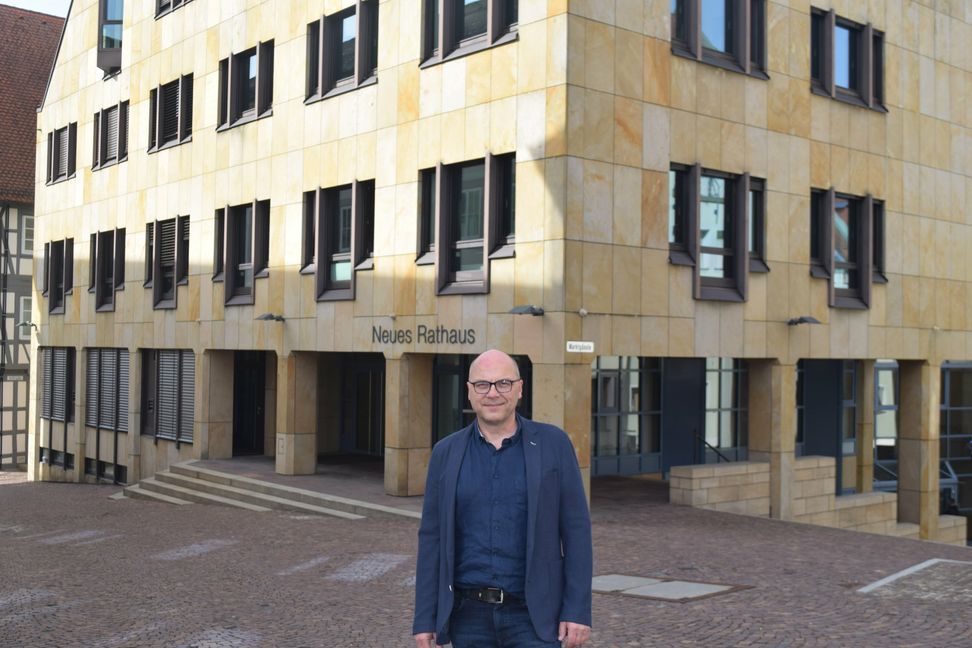 Frank Bader vor dem Neuen Rathaus in Böblingen.