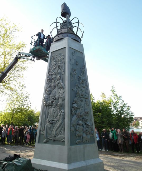 Für die Enthüllung des Bauernkriegs-Denkmals „Gesichter des Bauernkriegs“ ließ sich Böblingens Oberbürgermeister Dr. Stefan Belz per Hubsteiger auf neun Meter Höhe und damit auf Augenhöhe mit Georg III heben.