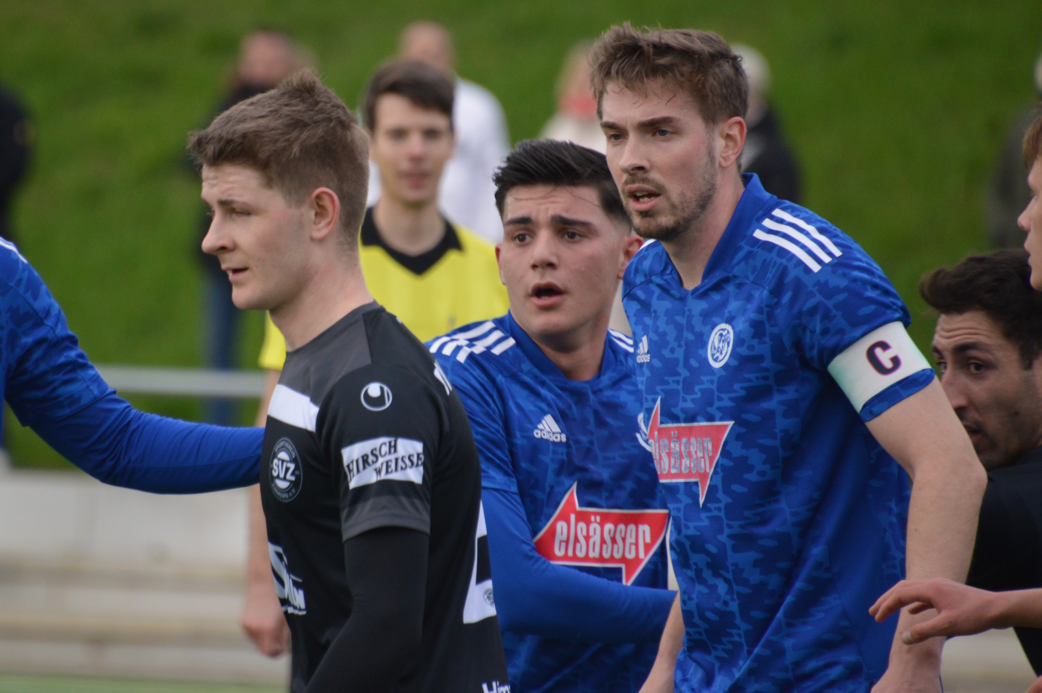 Noah Sautter (rechts) wird im Auswärtsspiel beim SV 03 Tübingen den VfL Sindelfingen als Kapitän aufs Feld führen.Bild: Zvizdiç