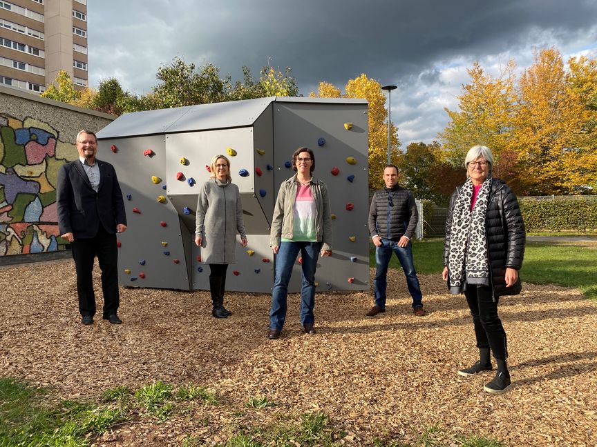 Freuen sich über die Boulderwand der Eduard-Mörike-Grundschule:  (von rechts) Schulleiterin Sabine Vallon, Präsident Michael Bosch, Vorsitzende Förderverein Grundschule Alexandra Traub, Past Präsidenten Ulrike Rödl und Thomas Leonhardt.                      Bild: z