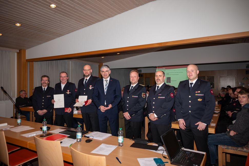 von links: Albrecht Schmid, Georg Schmid (Ehrenzeichen in Gold), Bastian Kuppinger (Ehrenzeichen in Silber), Bürgermeister Ioannis Delakos, Oliver Zwölfer (Vertreter aus dem Kreisfeuerwehrverband), die beiden Stellvertreter Markus Rath und Micha Starniske. Bild: Nüßle