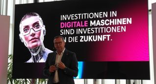 Klaus Werner, Geschäftsführer Geschäftskunden Telekom Deutschland GmbH, in der Motorworld auf dem Flugfeld.