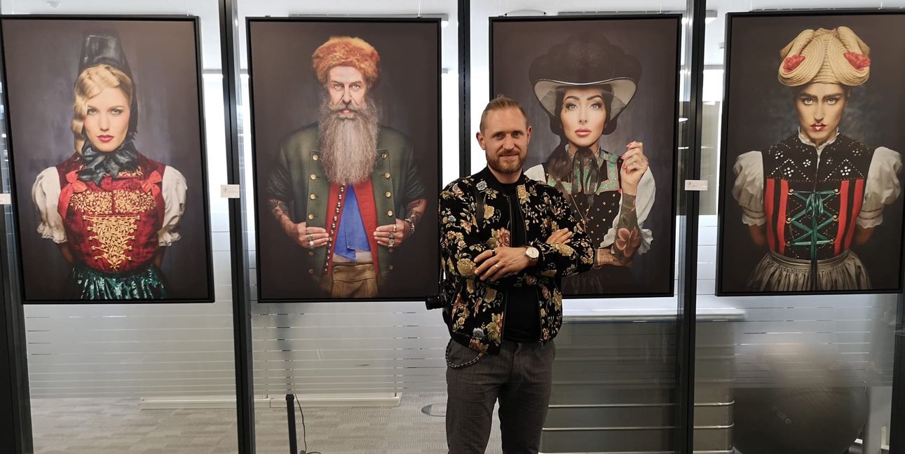 Sebastian Wehrle mit einigen seiner Fotografien bei der Ausstellunsgeröffnung bei der Böblinger Volksbank.