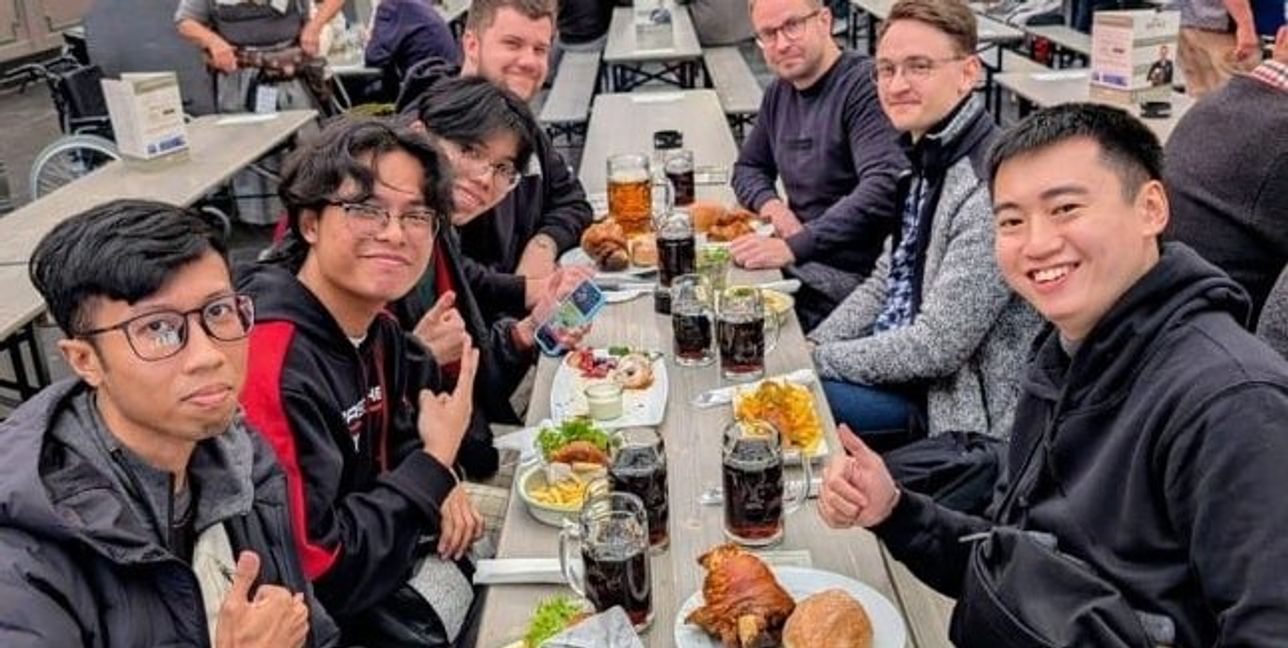 Ausflug der Projektgruppe auf das Volksfest auf dem Cannstatter Wasen.Bild: z