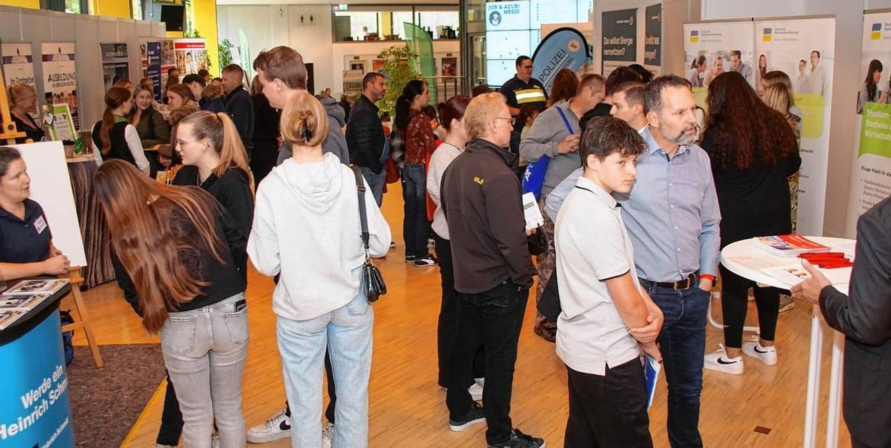 In der Böblinger Kongresshalle findet am Samstag die Azuib-Messe von Röhm-Medine statt.