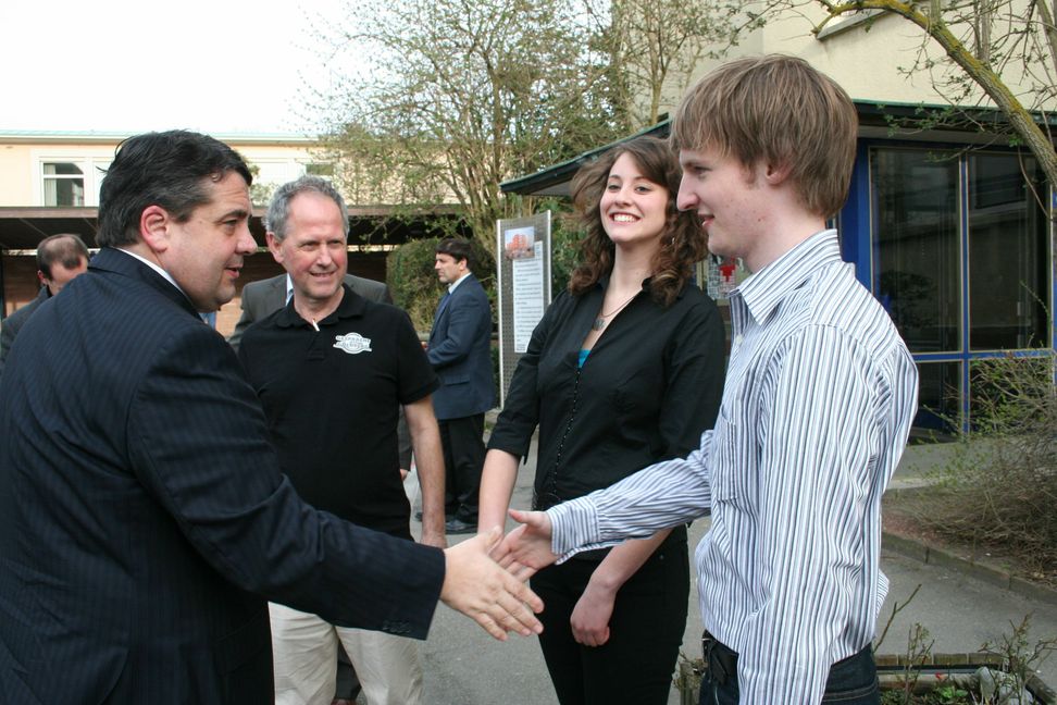 Sigmar Gabriel war im Jahr 2008 zu Besuch am Sindelfinger Goldberg-Gymnasium bei den „Gesprächen am Goldberg“. Unser Foto zeigt ihn (von links) mit Lehrer Michael Kuckenburg und den Schülern Vanessa Gstettenbauer und Felix Lehmann (Bild: Stampe/A)