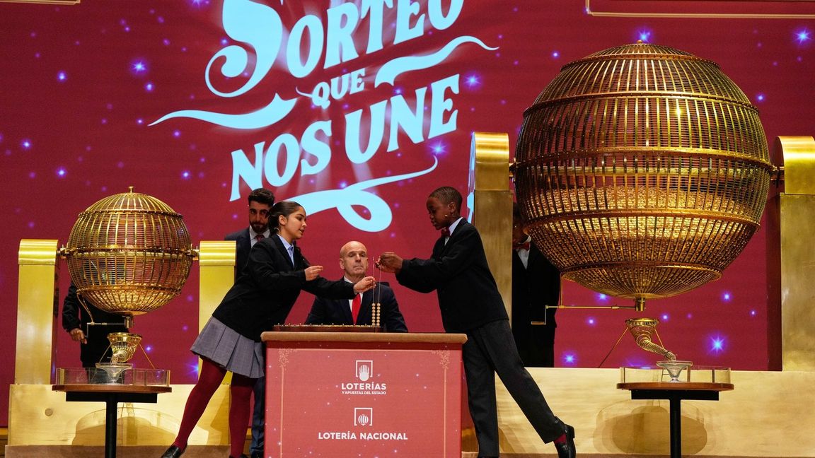 Schülerinnen und Schüler stehen im Mittelpunkt der Zeremonie. Hier bei der Ziehung der Lottozahlen im Madrider Teatro Real.